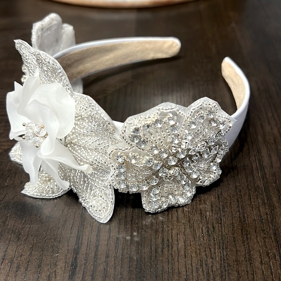 fierce_girl_956 Accessories - Elegant flower headband tiara